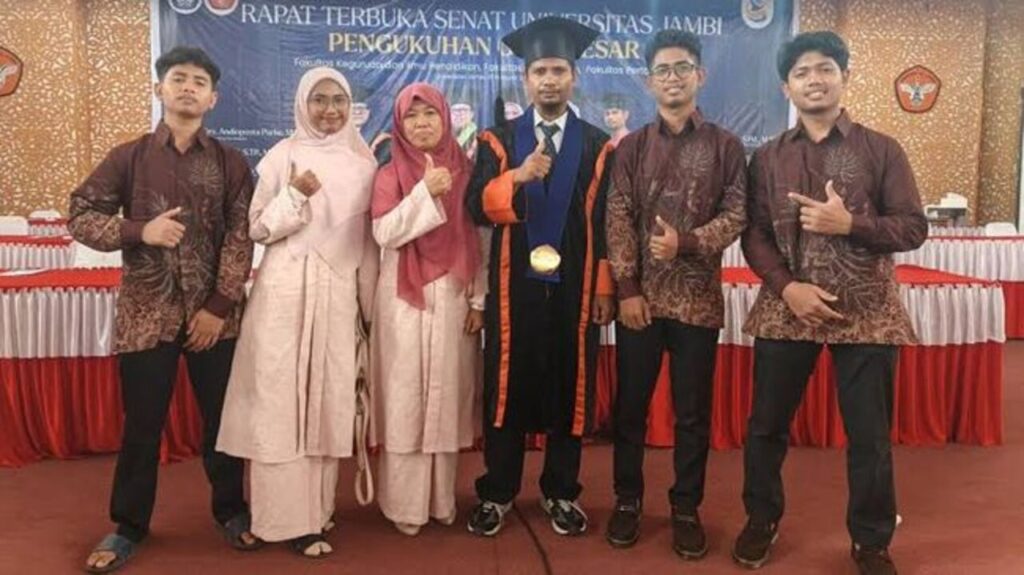 Perjalanan Inspiratif! Dulu Penyadap Karet, Kini Dosen Universitas Jambi Ini Resmi Jadi Guru Besar