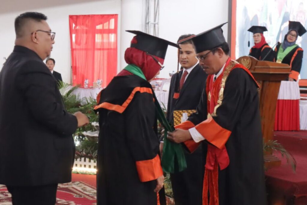 Perjalanan Inspiratif! Dulu Penyadap Karet, Kini Dosen Universitas Jambi Ini Resmi Jadi Guru Besar