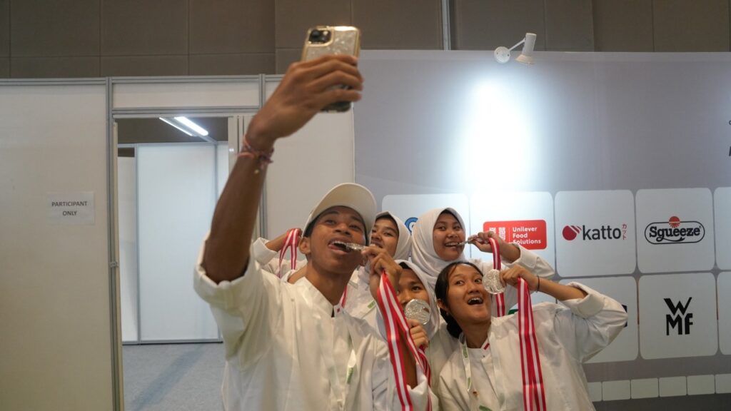 Luar Biasa! Siswa Disabilitas Ini Raih 7 Medali Perak di Ajang Tata Boga Internasional