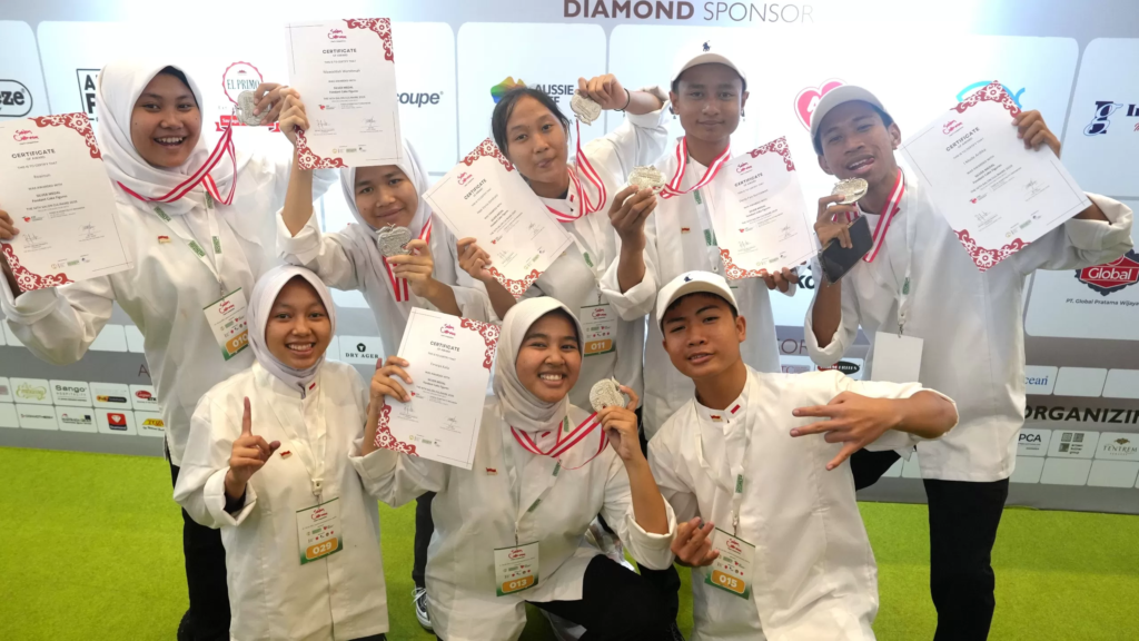 Luar Biasa! Siswa Disabilitas Ini Raih 7 Medali Perak di Ajang Tata Boga Internasional