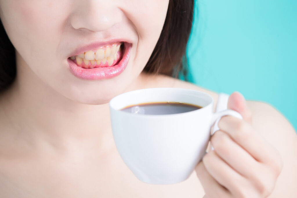 Jangan Sampai Salah! Kebiasaan Ini Bisa Menjaga Senyum Cerah Para Coffee Lover