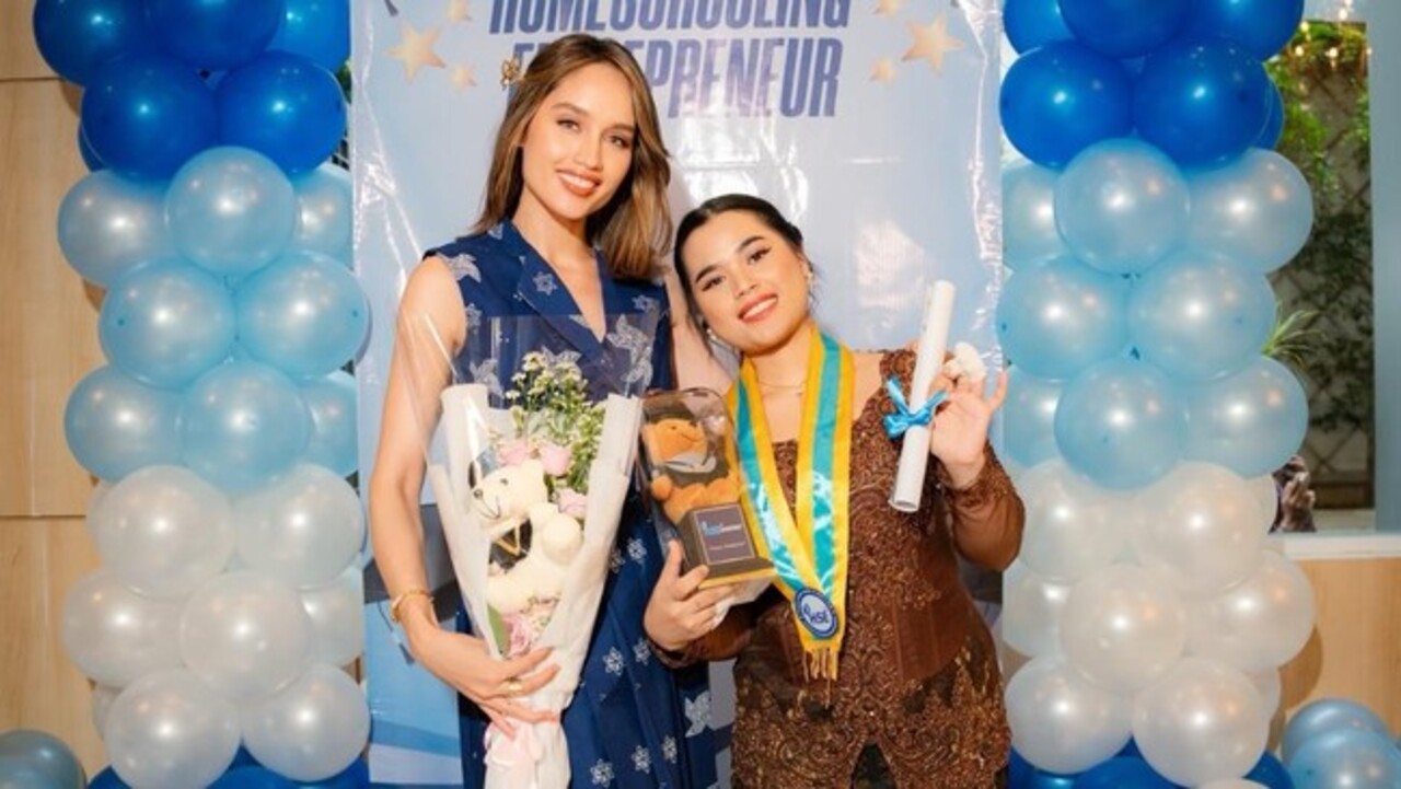 Bikin Salut! Cinta Laura Biayai Sekolah Asisten yang Sempat Putus Pendidikan